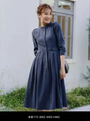 새상품 티어 클라세 원피스 피치 스킨 밴드 카라 블루 미디 M