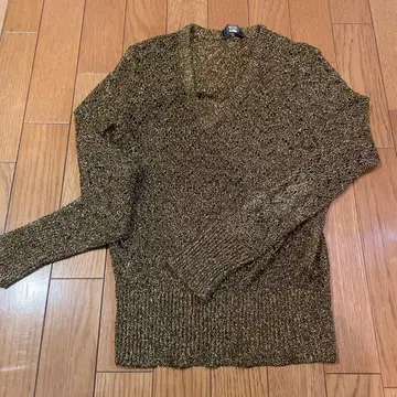 미자라 골드 V넥 니트