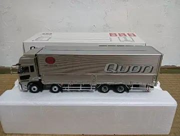 Quon 트랙 1/43 스케일 실버