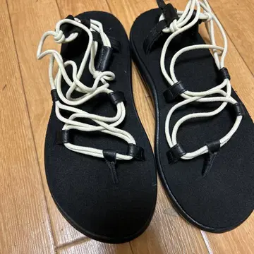 블랙 스포츠 샌들 스트랩 디자인