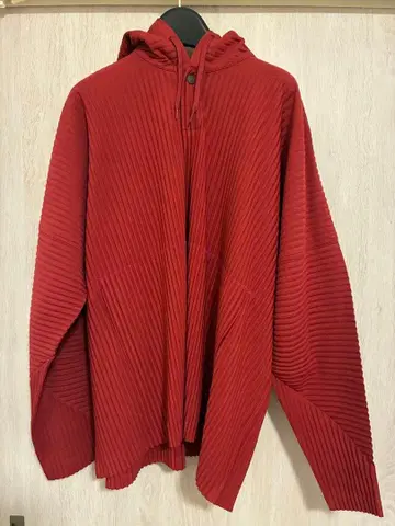 옴므 플리세 이세이 미야케 레드 후드 부착 후드티