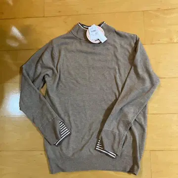 그레이 하이넥 니트 스트라이프 소매