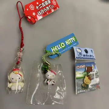 [ 3개 세트 ] HELLO KITTY 끈 장식(소, 닭) + 핀 배지