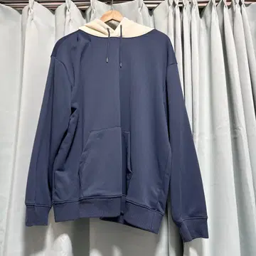 네이비와 아이보리 후드 부착 후드티