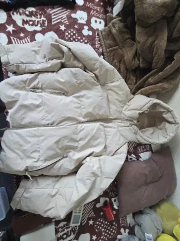 베이지 후드 부착 다운 자켓 uniqlo