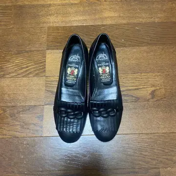 블랙 가죽 펌프스 프린지 체인 장식