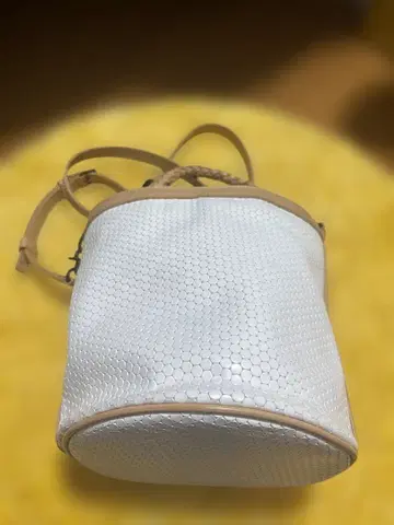 화이트 버킷형 숄더백