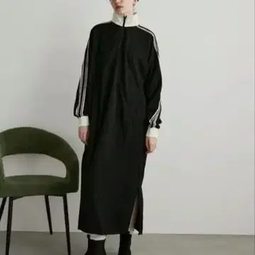 [ 새상품 ] 안티로자 홀리데이 하프 지퍼 트랙 저지 원피스 긴팔