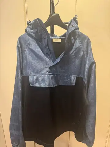 나일론 자켓 후드 부착 파랑과 블랙