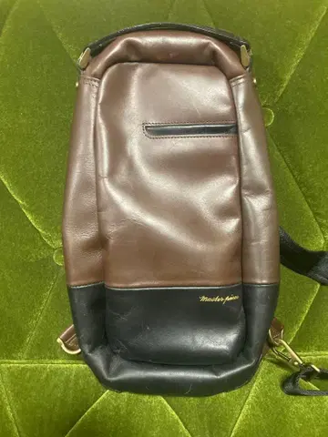 마스터피스 가죽 바디백 브라운