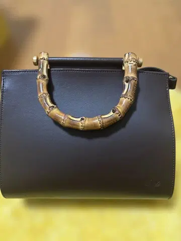 다크 브라운 대나무 핸들 숄더백