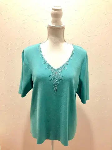 GUEST JOCONDE 터콰이즈 자수 V넥 반팔