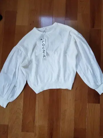 택 포함 새상품 LOUNIE 화이트 긴팔 스웨터