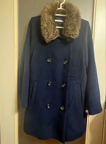 퍼 달린 네이비 코트