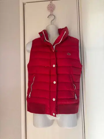 빨간색 다운 베스트 후드 부착