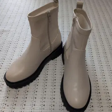 [ 시착만 한 상품 ] LEPSIM 제로카루 통굽 부츠 M