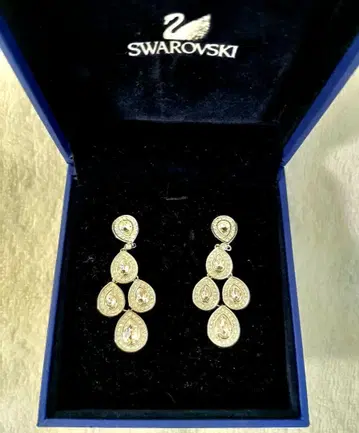 Swarovski 크리스탈 페어 드롭 귀걸이