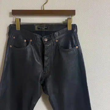 이 기사는 S.D.K 가죽 팬츠가 디자인했습니다