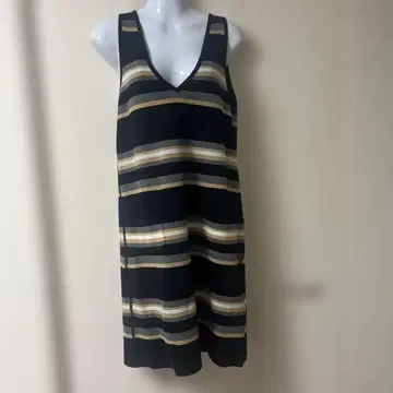 리버서블 슬리브리스 무릎 기장 원피스 블랙과 골드 컬러 스트라이프