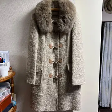 퍼 달린 베이지 더플 코트