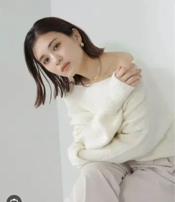 새상품 NATURAL BEAUTY BASIC 오프숄더 박시 라메 니트