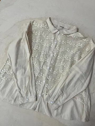 tumugu 레이스 디테일 긴팔 셔츠 크림색