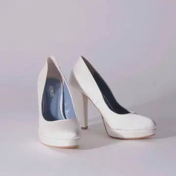 BENIR 화이트 새틴 펌프스