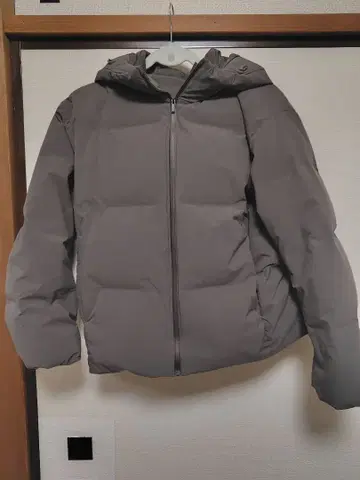 그레이 후드 부착 다운 자켓 다운 유니클로 UNIQLO