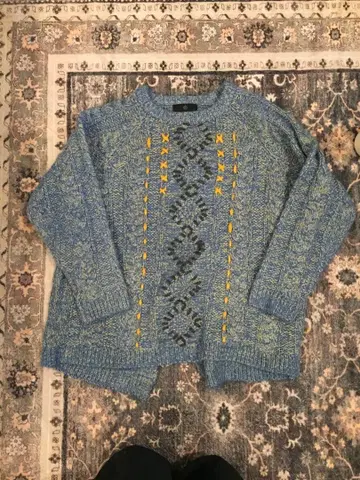 미아 블루 계열 뜨개질 무늬 긴팔 니트