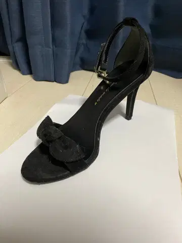 벨로아 느낌 리본 포함 블랙 하이힐