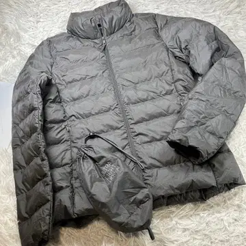 유니클로 울트라 라이트 다운 자켓 M 수납 가방 포함 다크 그레이