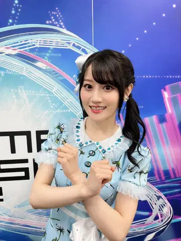 오구라 유이 착용 플라워 프린트 반팔 원피스 핑크