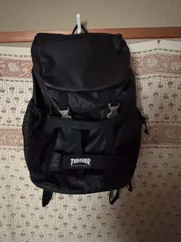 THRASHER 블랙 백팩 중형