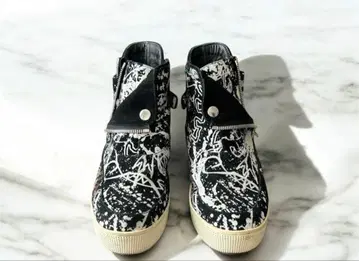 화이트 플래그스 x 하큐라 스니커즈