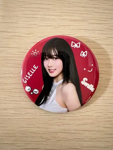 GISELLE 핀 배지 빨간색 배경