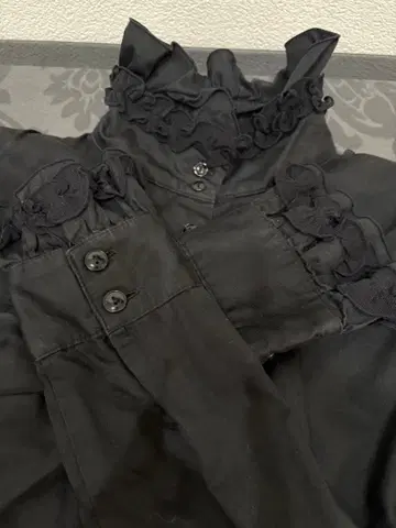 B.P.N 프릴이 달린 블랙 셔츠