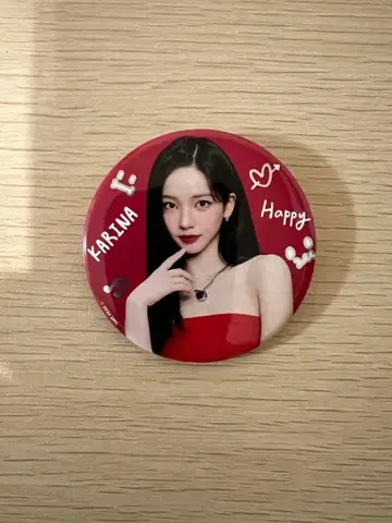 KARINA 핀 배지 빨간색
