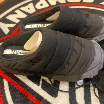 PERVERZE 블랙 슬립온