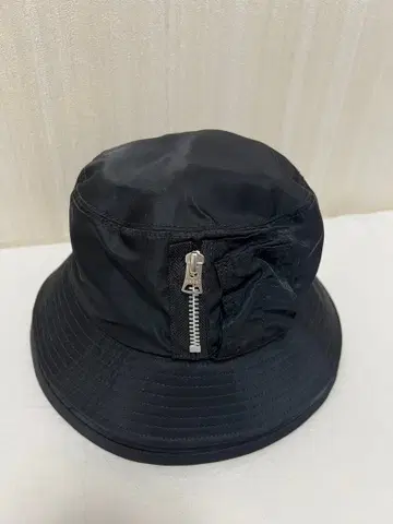 sacai 블랙 버킷햇 지퍼