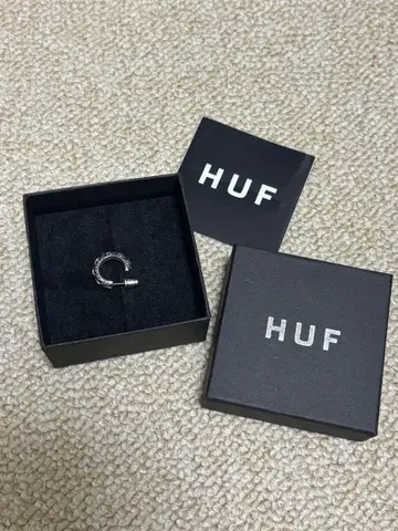 HUF 실버 한쪽 귀걸이