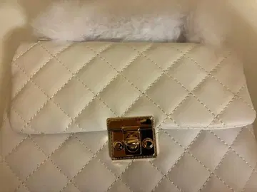 화이트 퀼팅 핸드백