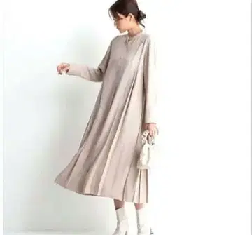 플라스테 베이지색 긴팔 롱 원피스
