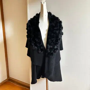 블랙 퍼가 달린 판초 케이프 코트