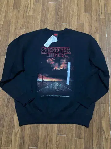 스트레인저 싱스 GU 콜라보 맨투맨 L 사이즈