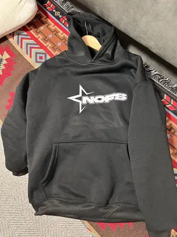 NOP'S 블랙 후드티와 팬츠 세트