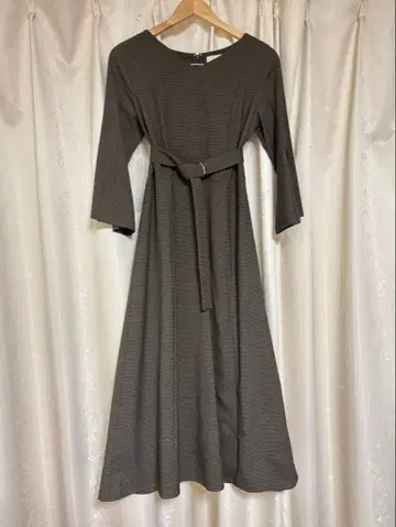 [ 새상품급 ] Andemiu 소매 슬릿 V넥 원피스