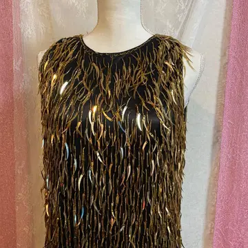 슬리브리스 프린지 원피스 블랙과 금