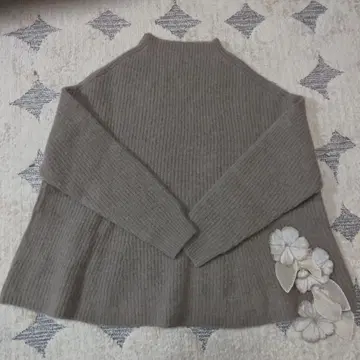 BEARDSLEY 모카 베이지 리브 긴팔 스웨터 꽃 자수