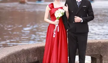 레드 오프숄더 롱 드레스 플라워 부케 포함