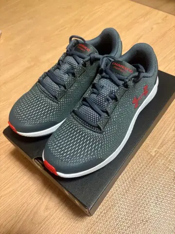 Under Armour 그레이 러닝화